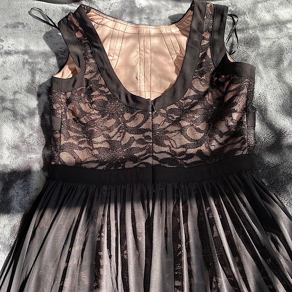 Short Cream/ Black-laced dress w sheer train